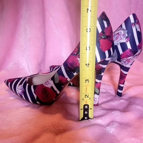 SZ 8.5 GUESS Heel - Picture 6 of 14